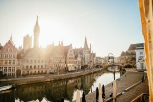 vistas a una ciudad con río y edificios en Ghent Marriott Hotel en Gante