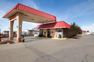 ダルハートにあるEcono Lodge Dalhart Hwy 54 - Hwy 287の駐車場内の赤屋根のガソリンスタンド