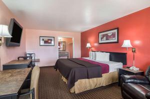 une chambre d'hôtel avec un lit et un canapé dans l'établissement Econo Lodge Dalhart Hwy 54 - Hwy 287, à Dalhart