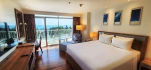 Postel nebo postele na pokoji v ubytování Radisson Resort & Spa Hua Hin