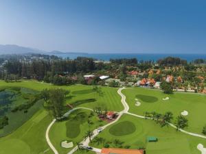 una vista aérea de un campo de golf en Cassia Phuket en Bang Tao Beach