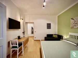 uma sala de estar com um sofá e uma mesa em RomeSweetRome em Roma