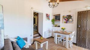 ein Wohnzimmer mit Sofa und Tisch in der Unterkunft Torcalillos Antequera - La Joya by Ruralidays in Antequera