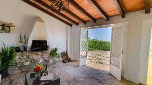 eine offene Tür zu einem Wohnzimmer mit einem Kamin in der Unterkunft Torcalillos Antequera - La Joya by Ruralidays in Antequera
