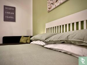 um quarto com uma cama e uma placa na parede em RomeSweetRome em Roma