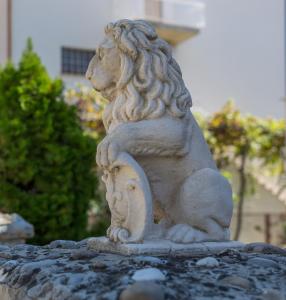 posąg lwa siedzącego na fontannie w obiekcie Apartment Novi w mieście Kaštela