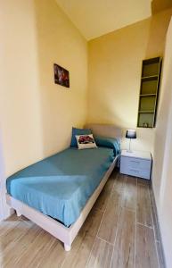 una piccola camera con letto e comodino di Casa Calandri - Appartamento con Terrazza - Free Wi-Fi a Margarita