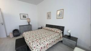 1 Schlafzimmer mit einem Bett mit Blumenbettdecke in der Unterkunft BnB Arianna's home in Turin