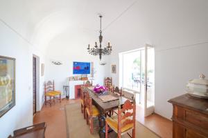 Un comedor con mesa y sillas en Villa Le Tuie by Elite Villas, en Capri