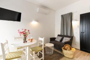 a living room with a table and a couch at Pedras D'el Rei in Tavira