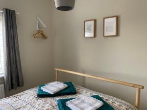 1 dormitorio con 1 cama con 2 toallas en Modern 2-Bed House and Parking Tibshelf Derbyshire, en Alfreton