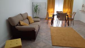 salon z kanapą i stołem w obiekcie Apartamento Mar Azul w mieście Vila Nova de Cerveira