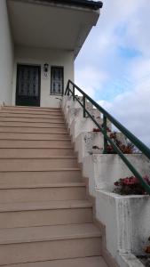 um conjunto de escadas que levam a um edifício com uma porta em Apartamento Mar Azul em Vila Nova de Cerveira