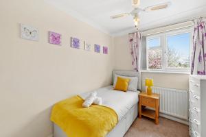 a small bedroom with a bed and a window at luxury 6 bedroom house in Aylesbury, Free parking in Buckinghamshire