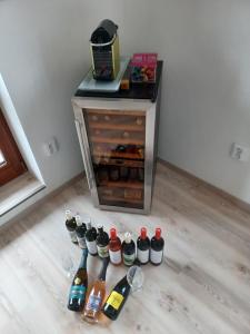eine Gruppe Flaschen Wein neben einer Theke in der Unterkunft Apartmán Sjezdovka in Kašperské Hory
