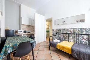 Kuchyňa alebo kuchynka v ubytovaní Gianicolo Jungle Apartment - Onofrio