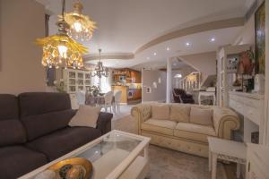 a living room with two couches and a dining room at Casa adosada con piscina comunitaria Solo familias no grupos de jovenes in Salou