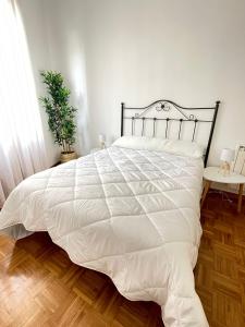 - une chambre avec un grand lit et une couette blanche dans l'établissement Apartamento Rey Daviña, à Vilagarcía de Arousa