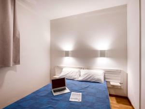 Postel nebo postele na pokoji v ubytování Apartment Les Alcyons T2 by Interhome