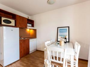 Kuchyň nebo kuchyňský kout v ubytování Apartment Les Alcyons T2 by Interhome