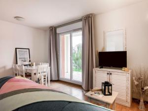 TV a/nebo společenská místnost v ubytování Apartment Les Alcyons T2 by Interhome + 23 fotografií