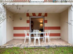 Patio nebo venkovní prostory v ubytování Apartment Les Alcyons T2 by Interhome
