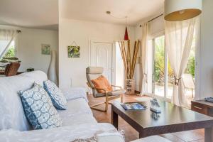 Khu vực ghế ngồi tại Villa Punta Grossa +13 ảnh