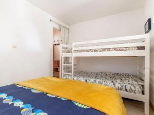 1 dormitorio con 2 literas en una habitación en Apartment La Louisiane by Interhome, en Château-dʼOlonne