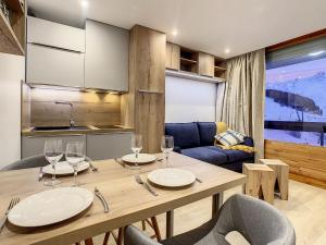 Apartment Chavière-12 by Interhome في ليه مينوير: غرفة طعام مع طاولة مع كؤوس للنبيذ عليها