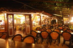 una fila de mesas y sillas en un restaurante en Ilha Deck Hotel, en Ilhabela