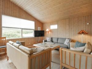 ロッケンにあるHoliday Home Dolma - 75m from the sea in NW Jutland by Interhomeのリビングルーム(ソファ2台、テレビ付)