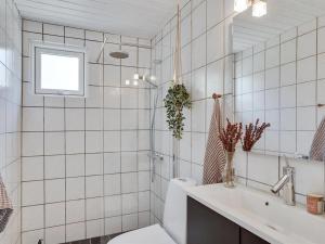 Koupelna v ubytování Holiday Home Barba - 2km from the sea in NW Jutland by Interhome