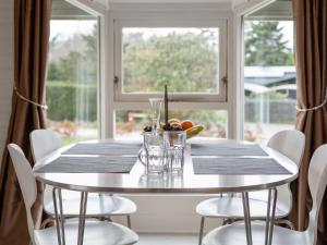 mesa de comedor con sillas y ventana en Holiday Home Nannina - 225m to the inlet in Sealand by Interhome, en Frederiksværk