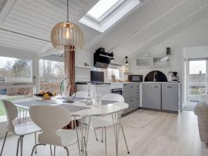 cocina con mesa y sillas en una habitación en Holiday Home Nannina - 225m to the inlet in Sealand by Interhome, en Frederiksværk