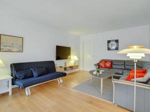 een woonkamer met een bank en een tafel bij Apartment Pekka - all inclusive - 50m from the sea by Interhome in Helsingør