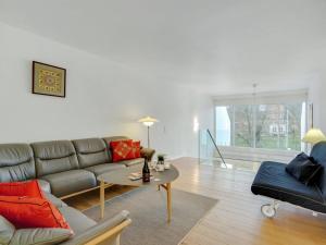 een woonkamer met een bank en een tafel bij Apartment Pekka - all inclusive - 50m from the sea by Interhome in Helsingør