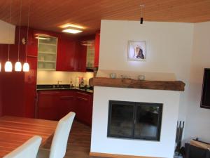 Kuchyň nebo kuchyňský kout v ubytování Apartment Soleval Tavanera 135 by Interhome