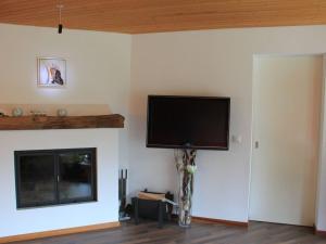 TV a/nebo společenská místnost v ubytování Apartment Soleval Tavanera 135 by Interhome
