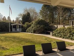 eine Sitzgruppe auf einer Terrasse in der Unterkunft Holiday Home Cedomir - 625m from the sea in Sealand by Interhome in Hornbæk