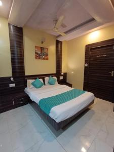 Postel nebo postele na pokoji v ubytování Hotel Amber-colaba