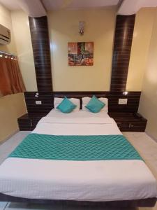 Postel nebo postele na pokoji v ubytování Hotel Amber-colaba