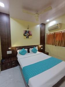 Postel nebo postele na pokoji v ubytování Hotel Amber-colaba