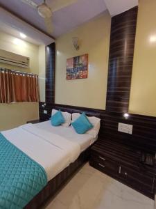 Postel nebo postele na pokoji v ubytování Hotel Amber-colaba