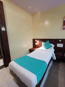 Postel nebo postele na pokoji v ubytování Hotel Amber-colaba