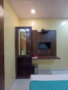 Postel nebo postele na pokoji v ubytování Hotel Amber-colaba