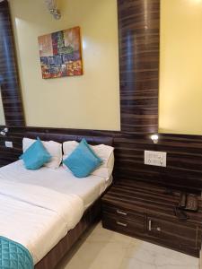 Postel nebo postele na pokoji v ubytování Hotel Amber-colaba