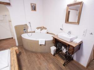 een badkamer met een bad en een wastafel bij Apartment Koa Sünd by Interhome in Pfarrwerfen