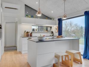 Η κουζίνα ή μικρή κουζίνα στο Holiday Home Ilvy - 850m from the sea by Interhome