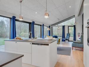 Η κουζίνα ή μικρή κουζίνα στο Holiday Home Ilvy - 850m from the sea by Interhome