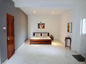 Postel nebo postele na pokoji v ubytování kandy hill villa